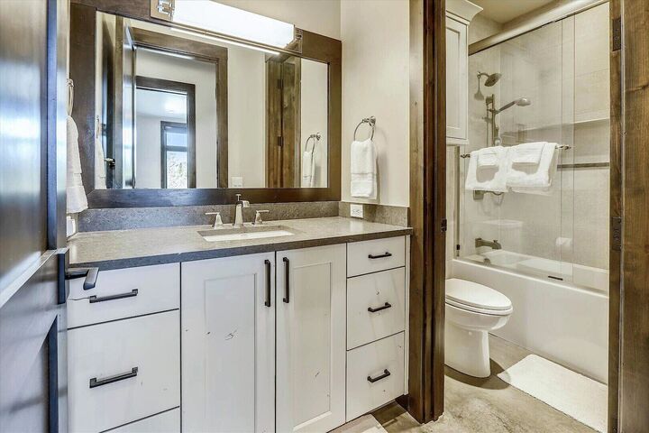 6 Bdrm 5.5 Bath HT - Bathroom
