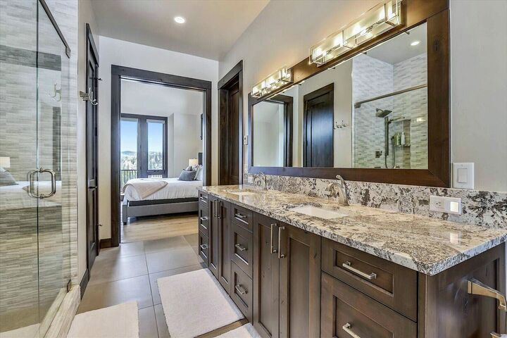 6 Bdrm 5.5 Bath HT - Master Ensuite Bathroom