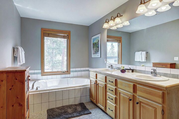 5 Bdrm 3.5 Bath HT - Master Ensuite Bathroom