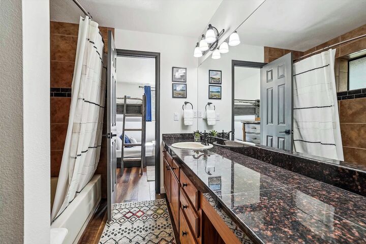 3 Bdrm 3 Bath HT - Ensuite Bathroom