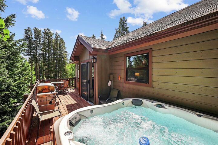 3 Bdrm 3 Bath HT - Deck with BBQ & Hot Tub