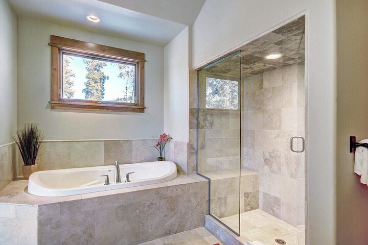 4 Bdrm 3.5 Bath HT - Master Ensuite Bathroom
