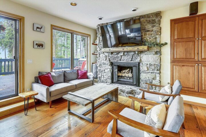 5 Bdrm 4 Bath HT - Living Area