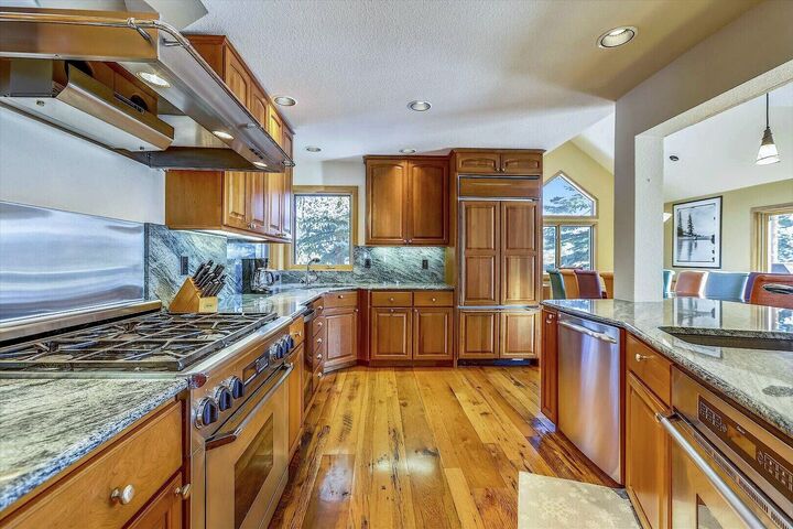 5 Bdrm 4 Bath HT - Kitchen