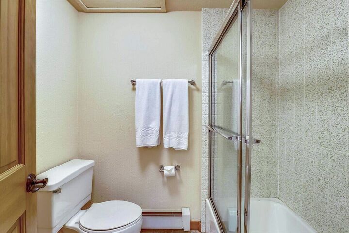 5 Bdrm 4 Bath HT - Ensuite Bathroom