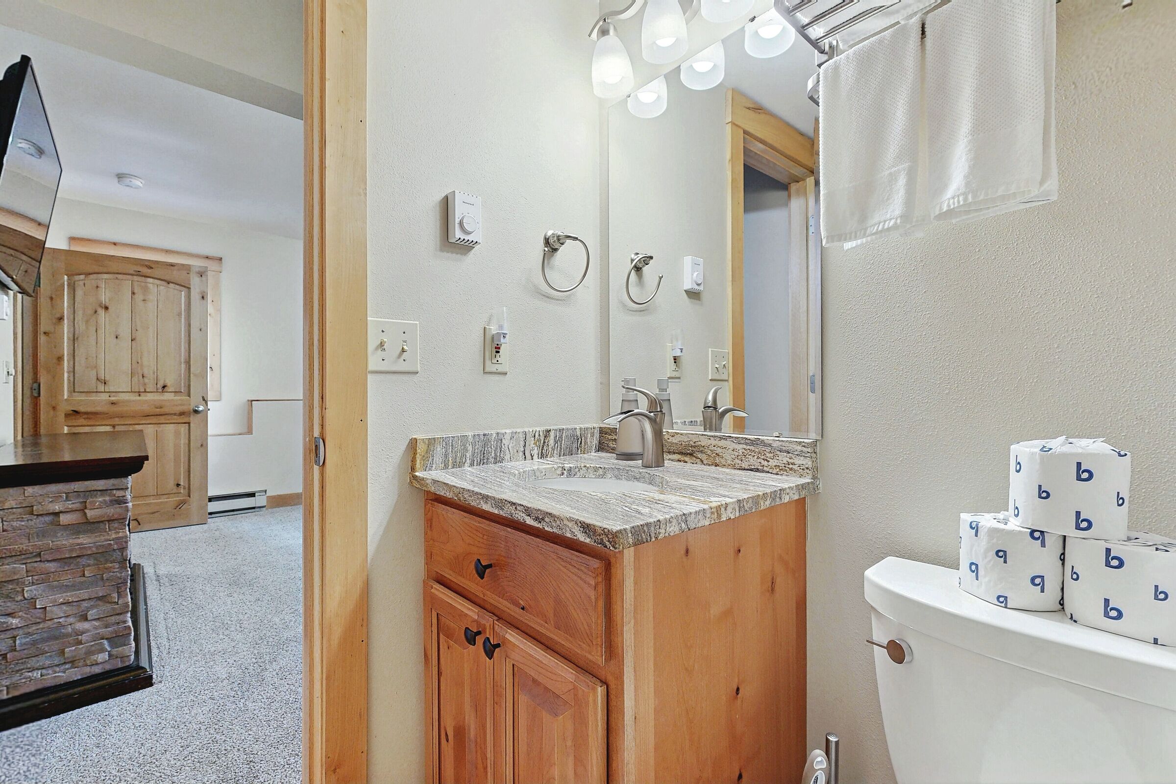 #0041/0045 - Den Ensuite Bathroom