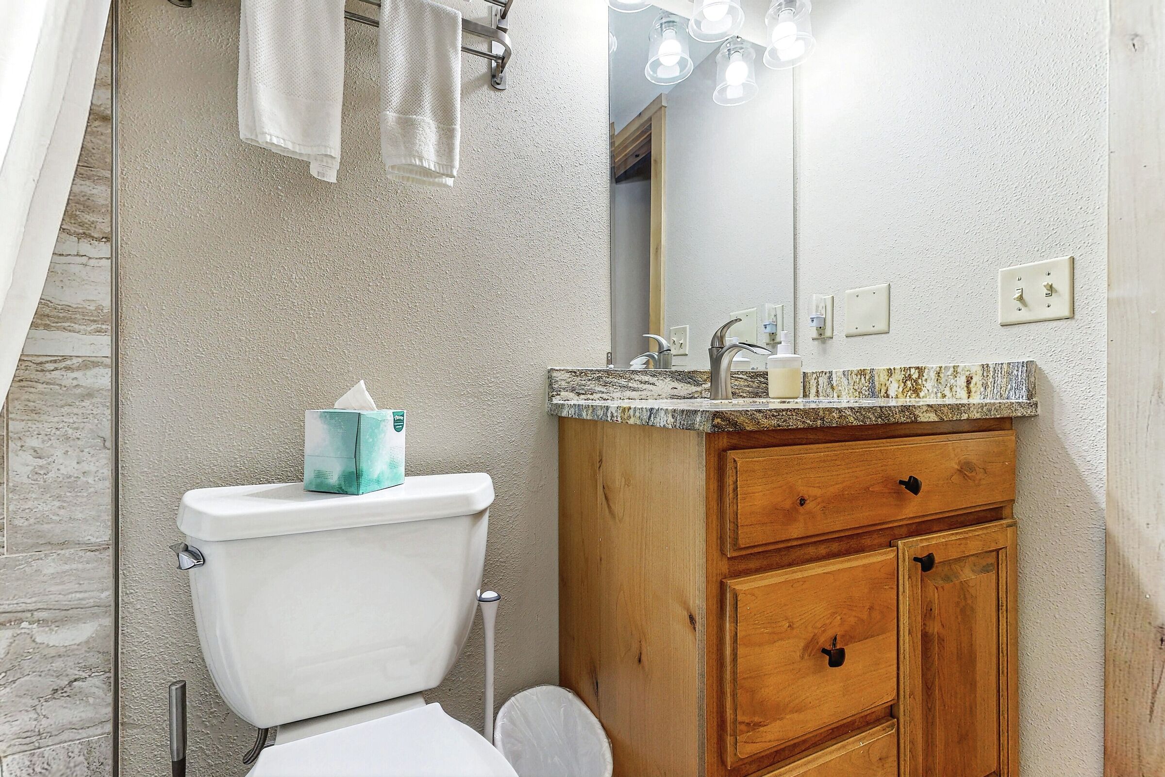 #0041 - Den Ensuite Bathroom