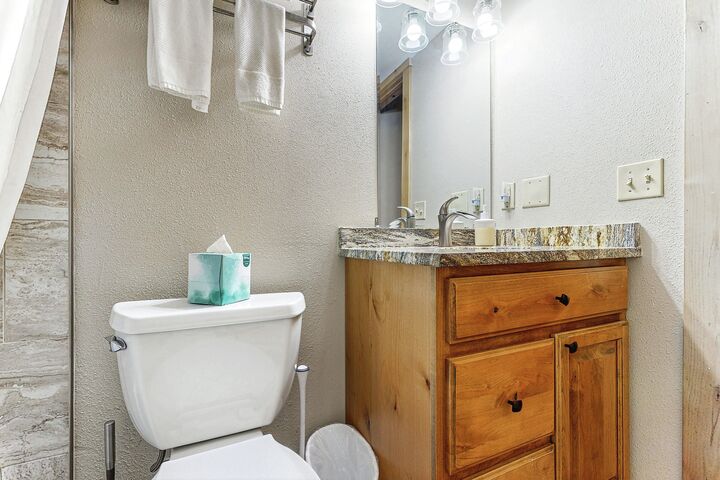 #0041 - Den Ensuite Bathroom