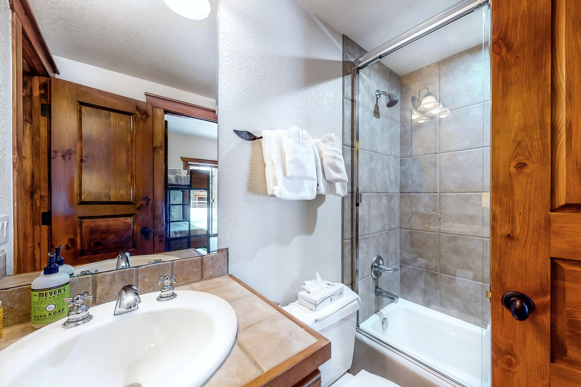 #78 - Snowflake Retreat - Ensuite Bathroom