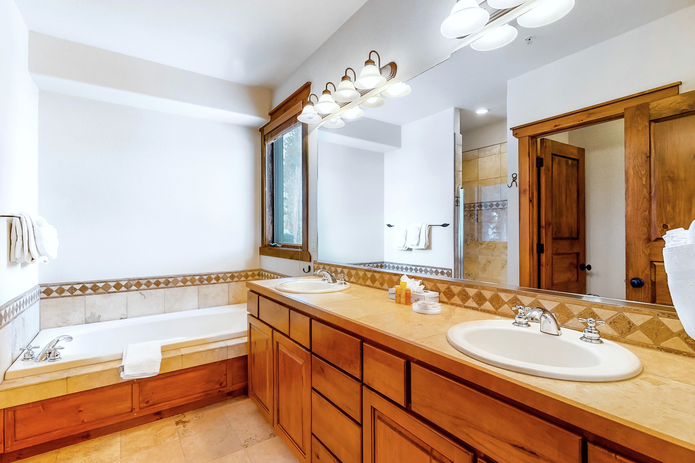 #78 - Snowflake Retreat - Master Ensuite Bathroom