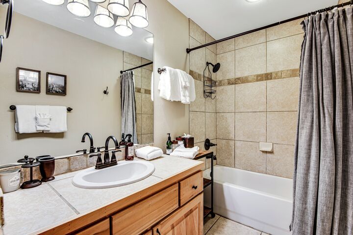 #D13 - Take a Break in Breck - Master Ensuite Bathroom