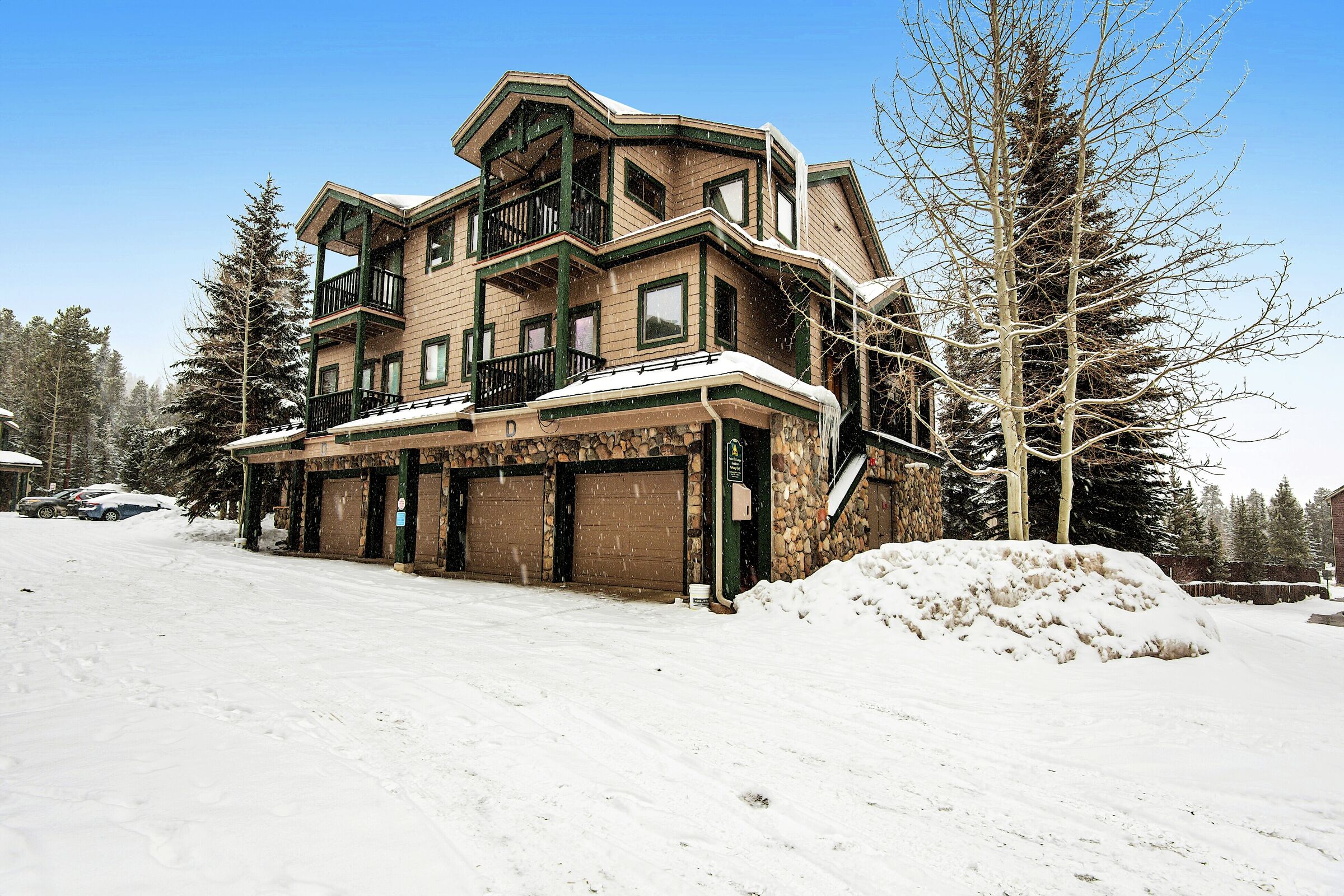 Twin Elk Lodge - Exterior
