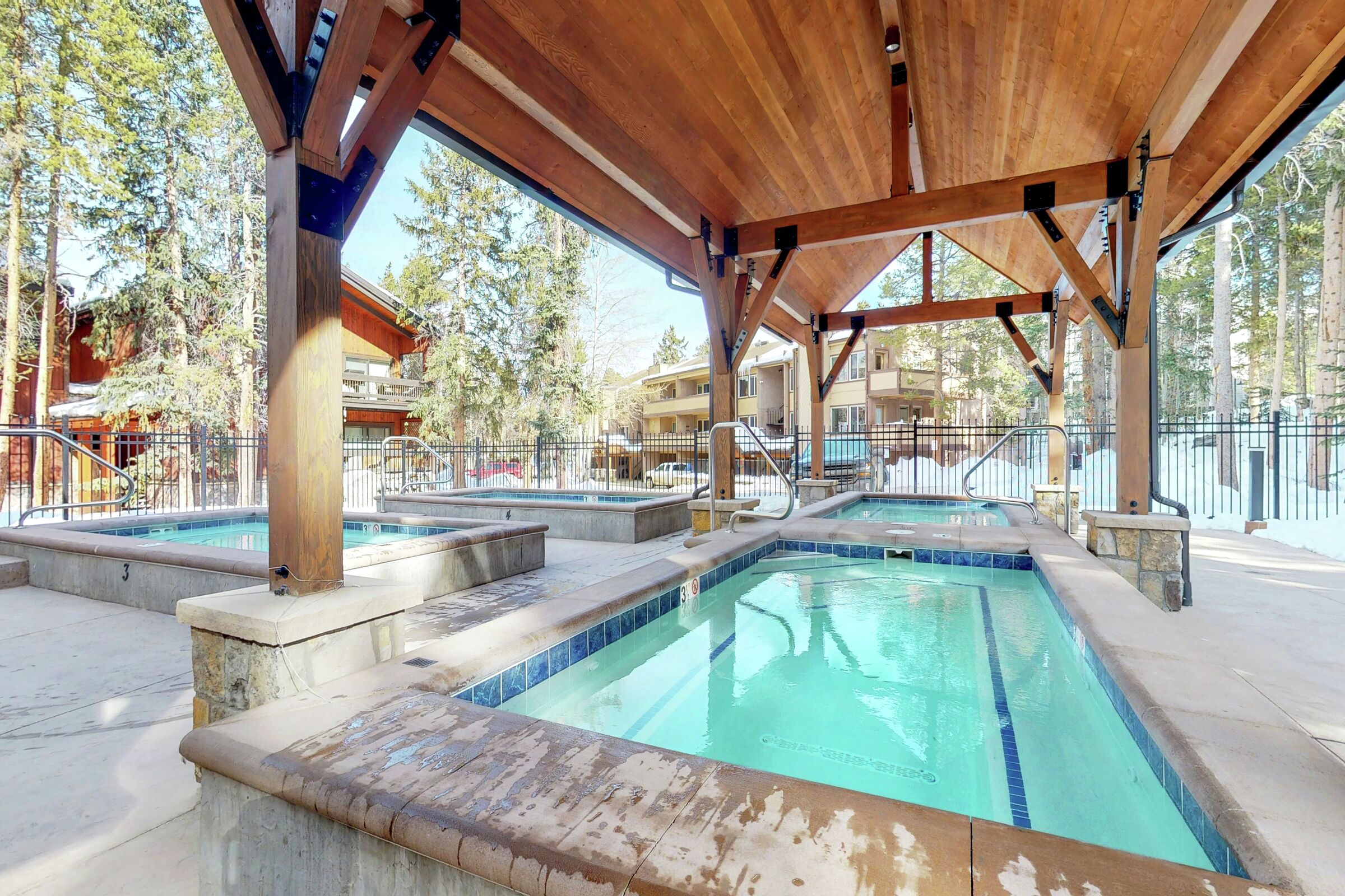 Outdoor Pool & Hot Tubs