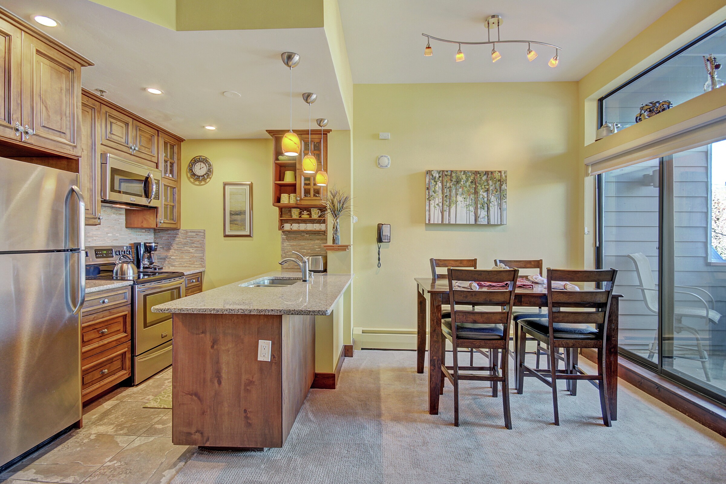 Studio Premium Dining Room & Kitchen