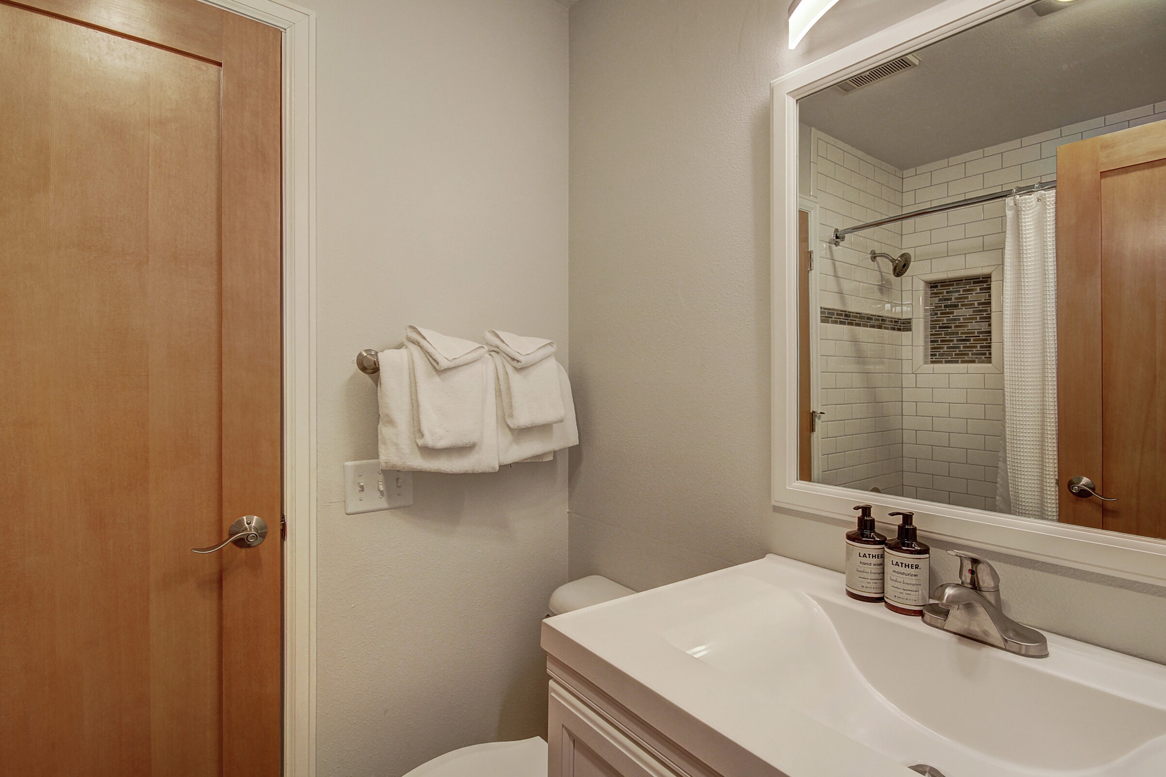 One Bedroom + Den Bathroom