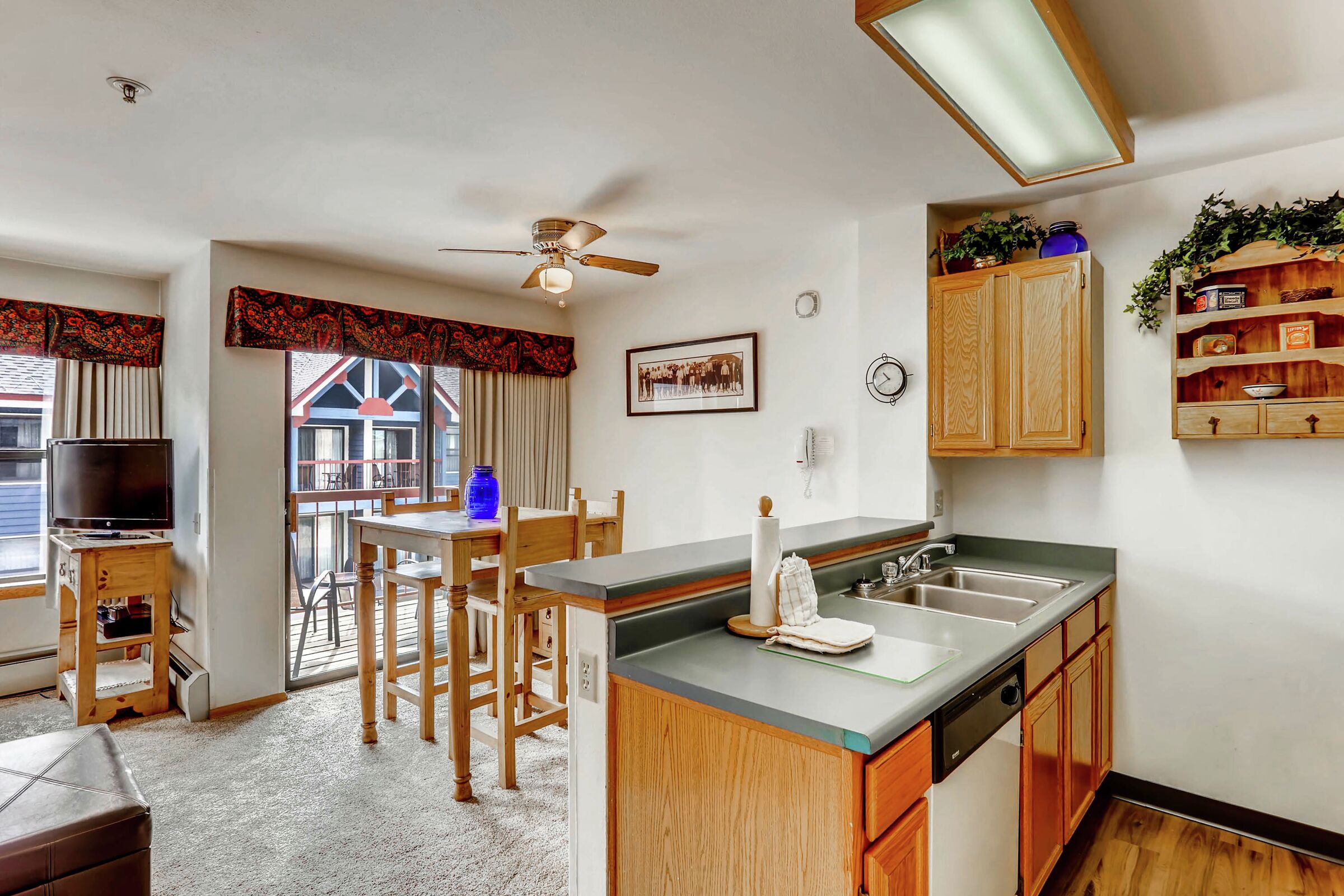 Studio Dining Area & Kitchen