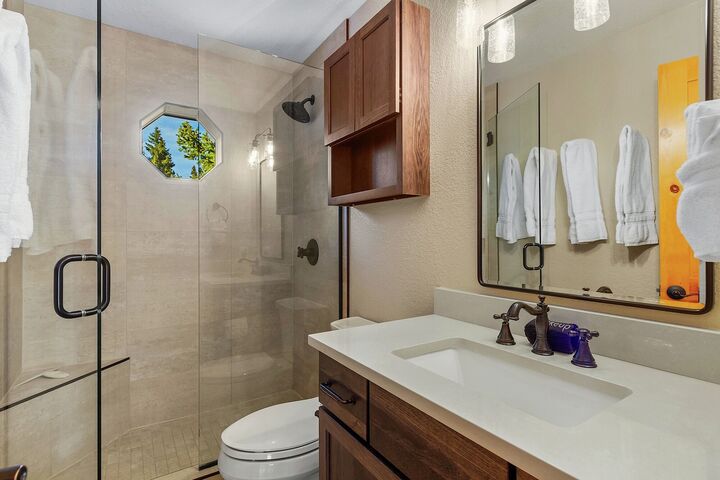 4 Bdrm 4 Bath HT - Ensuite Bathroom