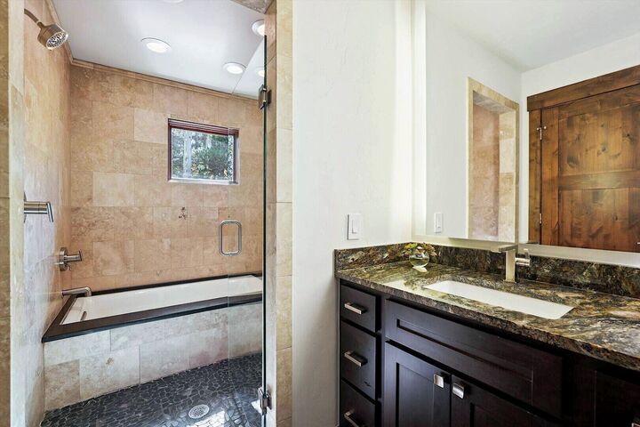 5 Bdrm 4.5 Bath HT - Ensuite Bathroom