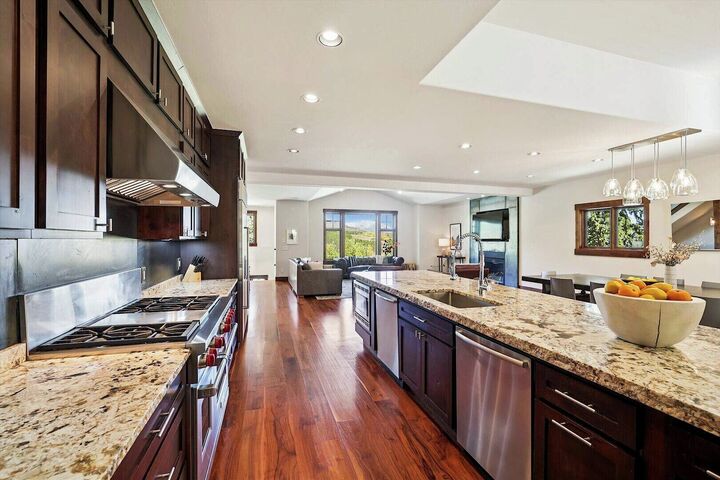 5 Bdrm 4.5 Bath HT - Kitchen