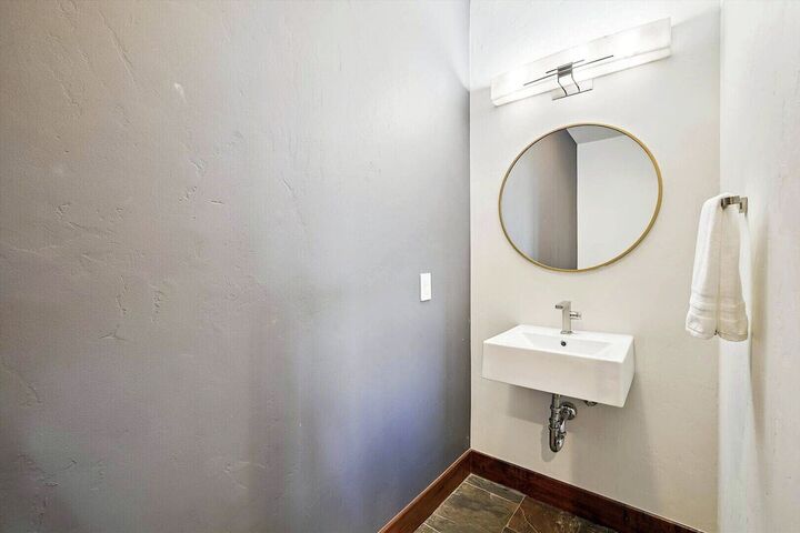5 Bdrm 4.5 Bath HT - Bathroom