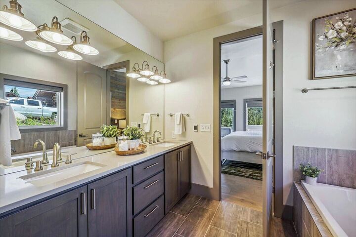 3 Bdrm 4.5 Bath HT - Ensuite Bathroom
