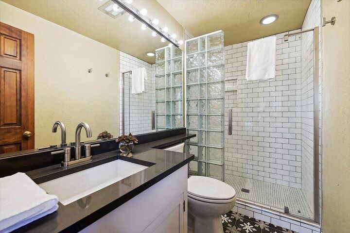 3 Bdrm 4 Bath HT - Ensuite Bathroom