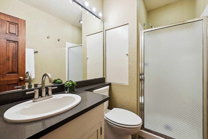 3 Bdrm 4 Bath HT - Ensuite Bathroom