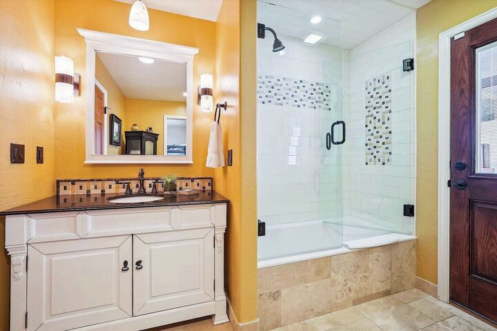 5 Bdrm 3.5 Bath HT - Ensuite Bathroom