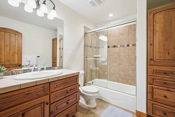 5 Bdrm 5.5 Bath HT - Ensuite Bathroom