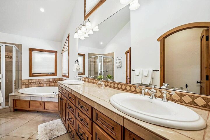 5 Bdrm 5.5 Bath HT - Master Ensuite Bathroom