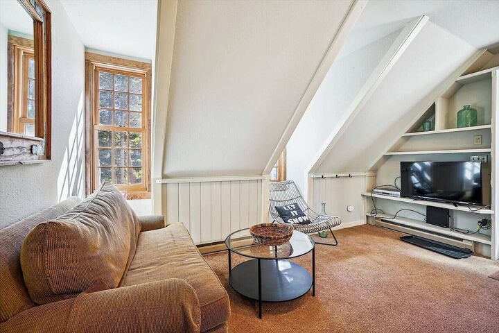 5 Bdrm 4 Bath HT - Apartment Living Area