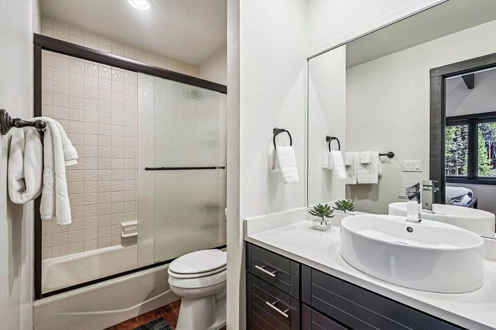 5 Bdrm 4 Bath HT - Ensuite Bathroom