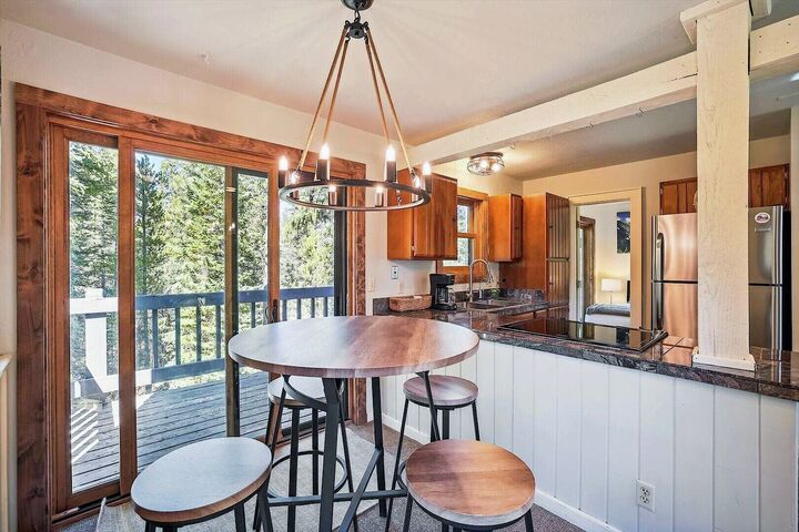 5 Bdrm 4 Bath HT - Apartment Dining Area & Kitchen