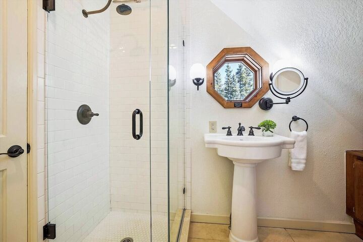 5 Bdrm 4 Bath HT - Apartment Bathroom