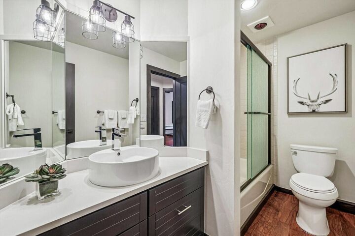 5 Bdrm 4 Bath HT - Ensuite Bathroom