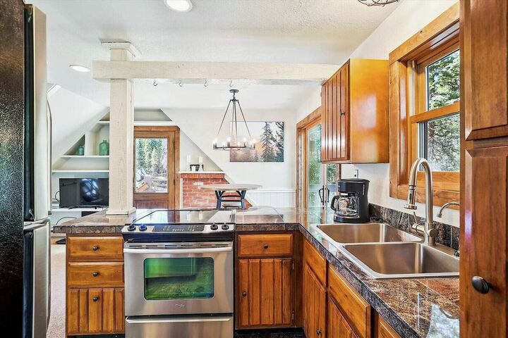 5 Bdrm 4 Bath HT - Apartment Kitchen