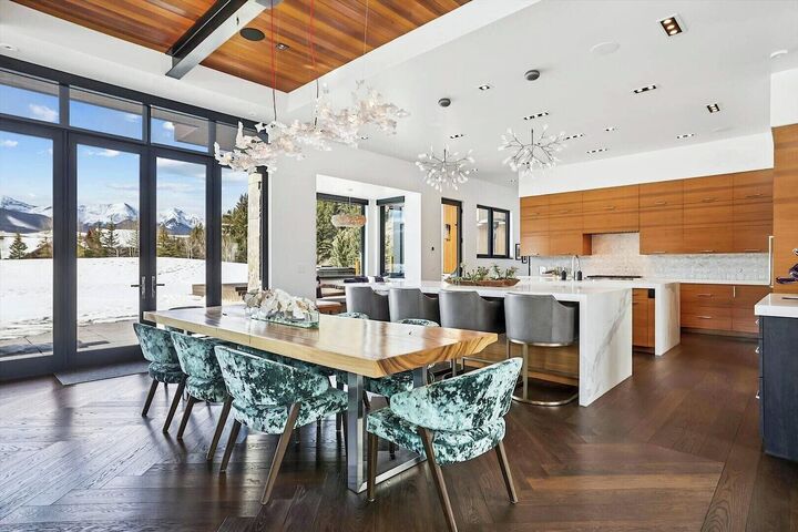 4 Bdrm 5.5 Bath HT - Dining Area