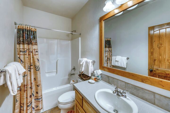 5 Bdrm 5 Bath HT - Ensuite Bathroom