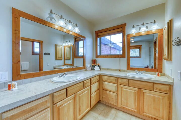 5 Bdrm 5 Bath HT - Master Ensuite Bathroom