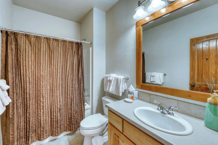 5 Bdrm 5 Bath HT - Ensuite Bathroom