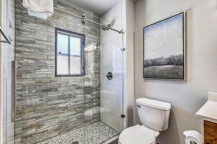 #305 - Ensuite Bathroom