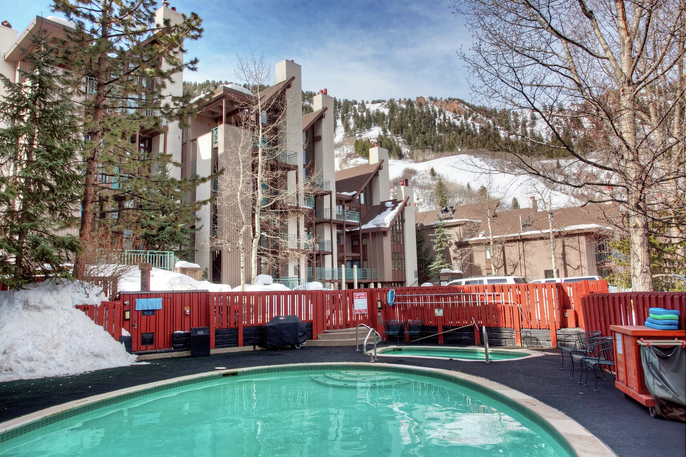 Outdoor Pool & Hot Tub