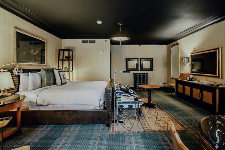 King Junior Suite Poolside