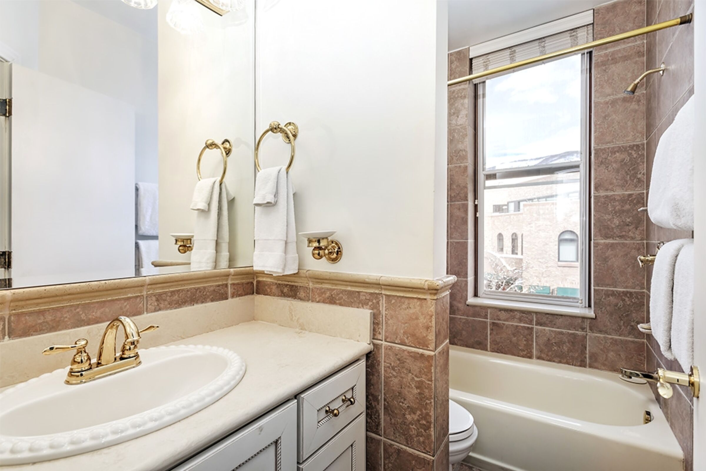 #206 - Deluxe Room Bathroom