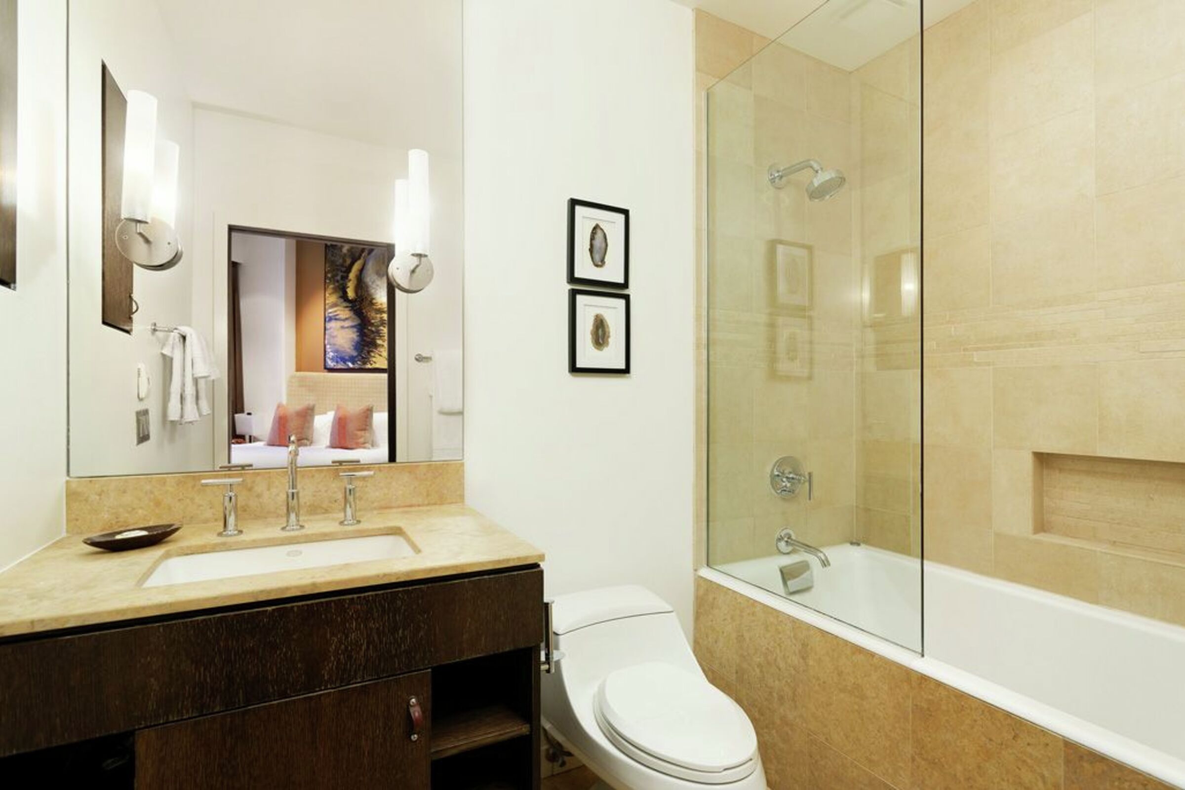 Deluxe Room Bathroom