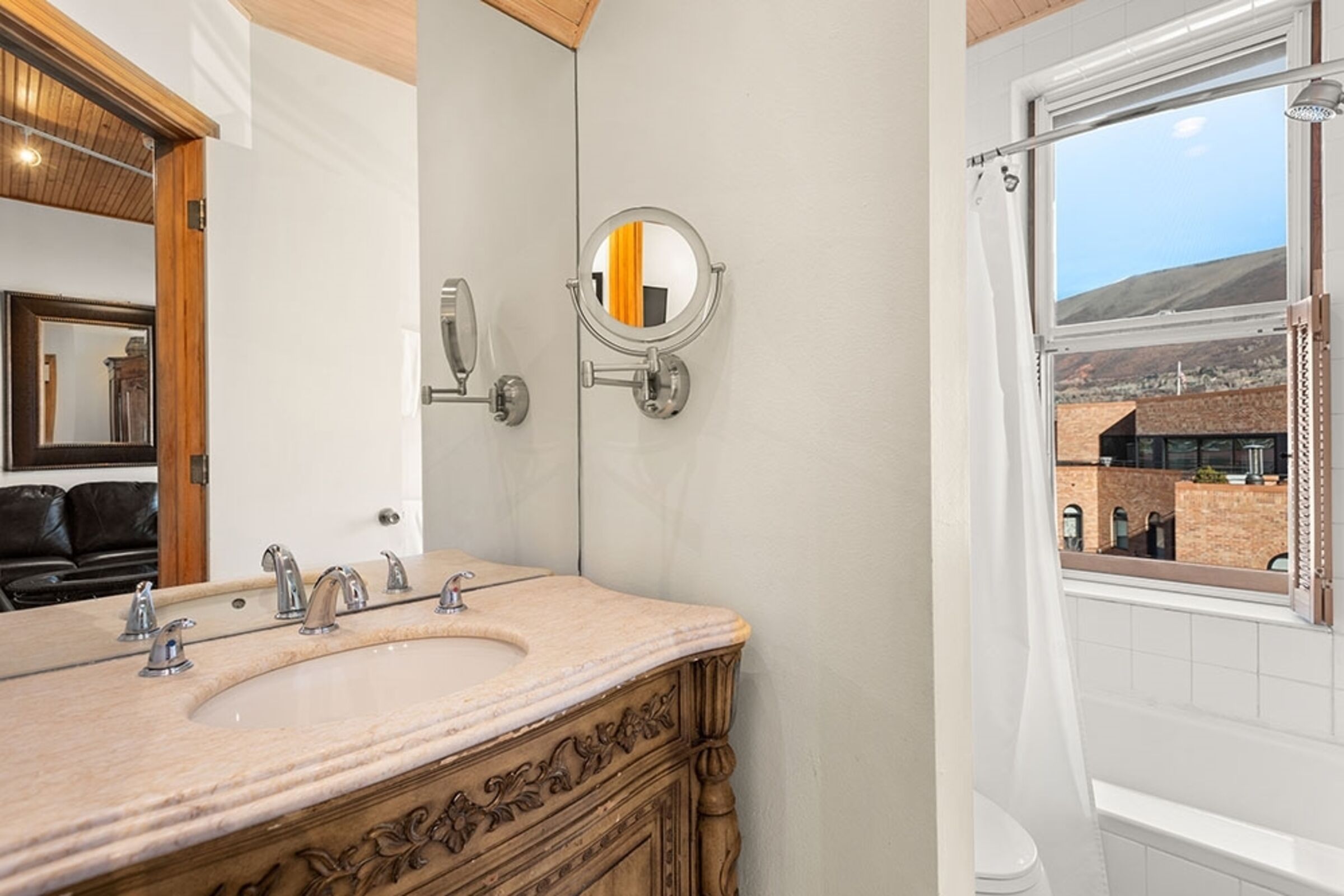 Deluxe Room Bathroom