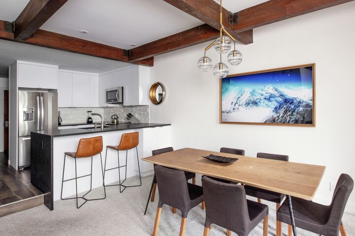 1 Bdrm Premier - Dining Area & Kitchen