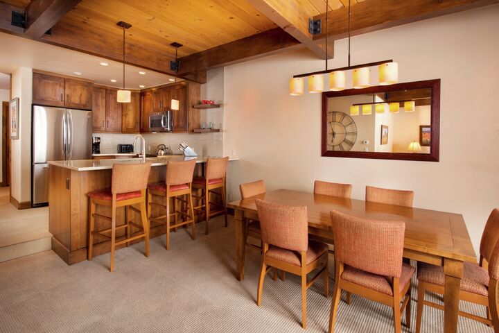 2 Bdrm Premier - Dining Area & Kitchen