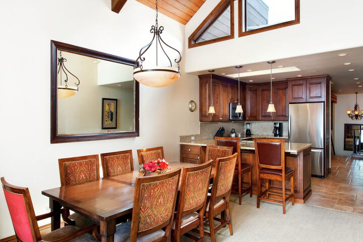 2 Bdrm Premier - Dining Area & Kitchen
