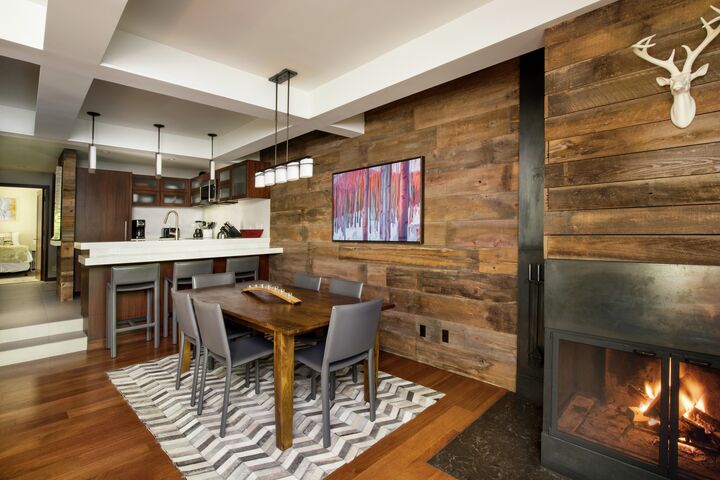 3 Bdrm Premier - Dining Area & Kitchen